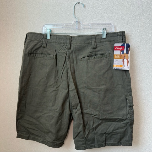 NWT Wrangler Relaxed Fit Waist 38 Men's Cargo Shorts, Olive green 0035 - Picture 5 of 9